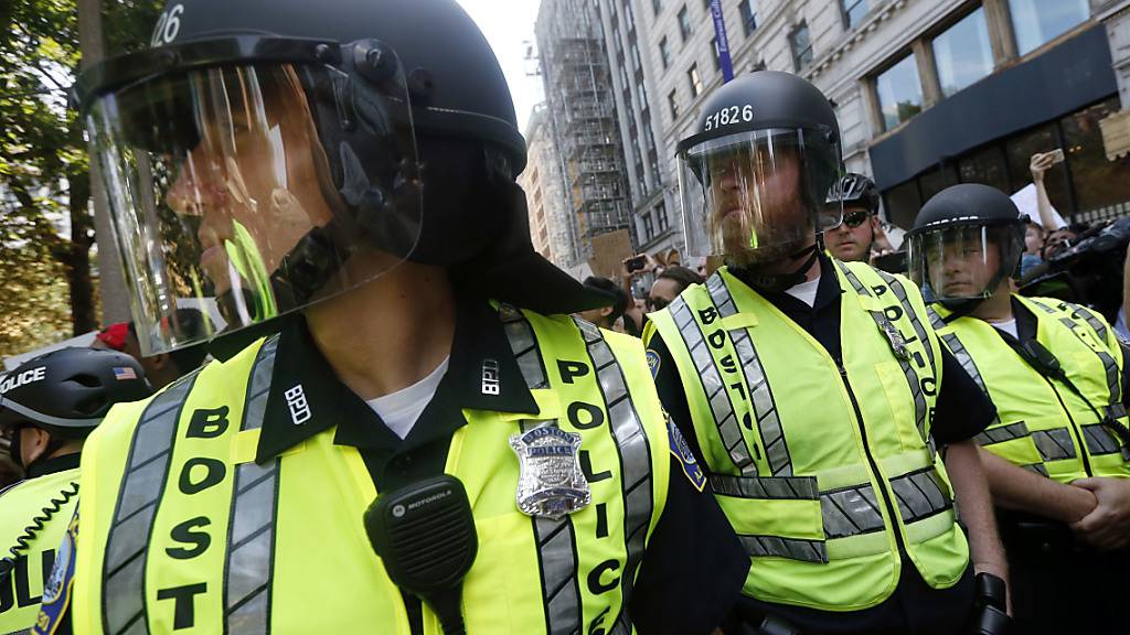 Hunderte Polizisten waren am Donnerstag bei einem Schlag gegen eine Gangsterbande in der Gegend von Boston beteiligt. (Symbolbild)