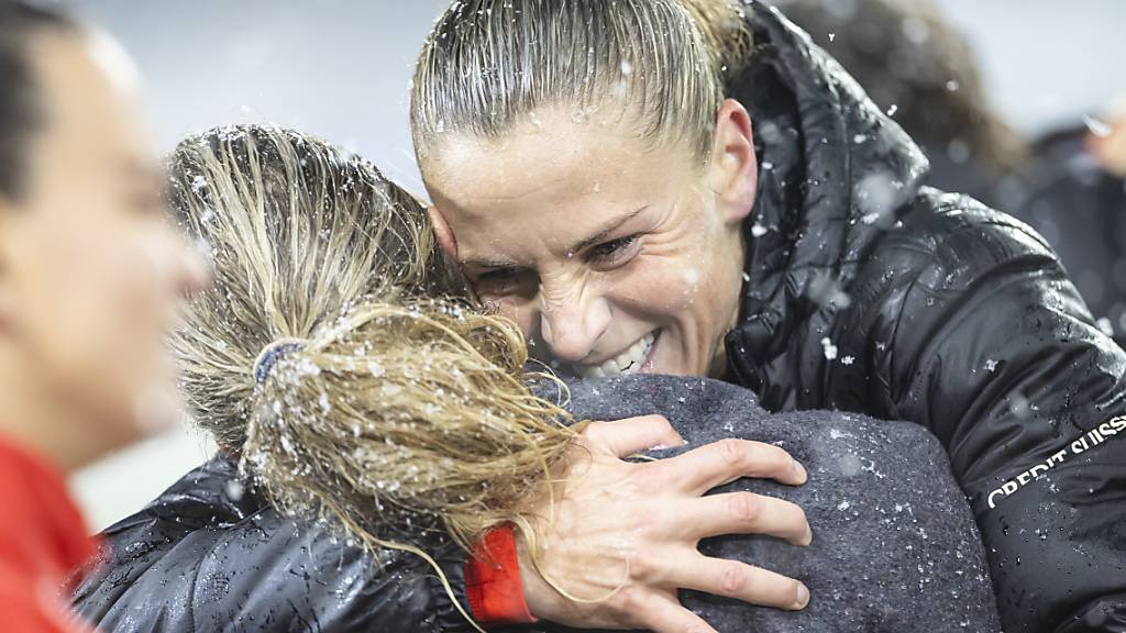 Ana Maria Crnogorcevic umarmt Luana Bühler nach dem Schlusspfiff