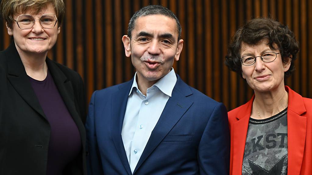 ARCHIV - Forscherin Katalin Karikó (l-r), Ugur Sahin und Özlem Türeci, Gründerpaar des Biotechnologieunternehmens Biontech, nehmen an der Pressekonferenz im Vorfeld der Verleihung des Paul Ehrlich- und Ludwig Darmstaedter-Preis 2022 teil. Foto: Arne Dedert/dpa