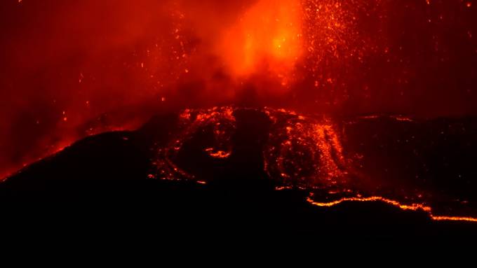 Ätna spuckt wieder Lava - Flughafen Catania gesperrt