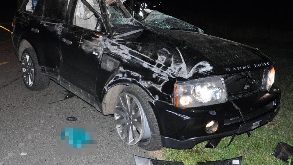 Glück im Unglück: Die Lenkerin und die Beifahrerin konnten dieses Auto nach einem Selbstunfall mittelschwer verletzt verlassen.