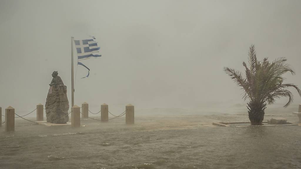 dpatopbilder - Meerwasser von brechenden Wellen überflutet eine Straße. Der schwere Herbststurm «Ianos» mit den Merkmalen eines Hurrikans hat sich in der Nacht zum Freitag langsam entlang der Küste der griechischen Halbinsel Peloponnes bewegt. Foto: Nikiforos Stamenis/AP/dpa