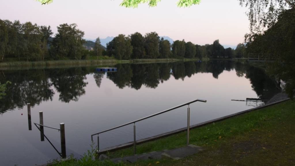 Die Jugendlichen schwammen zum Floss in der Mitte des Baggersees bei Kriessern SG. Danach kam es um tödlichen Unfall.