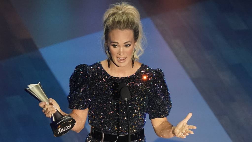 Carrie Underwood nimmt den Preis für den Entertainer des Jahres mit Thomas Rhett während der 55. jährlichen Verleihung der Academy of Country Music Awards im Grand Ole Opry House.