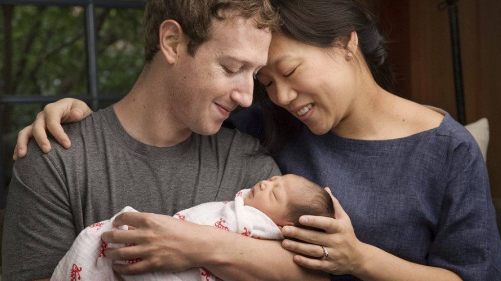 Ein dahinschmelzender Zuckerberg: Der Facebook-Gründer wurde im vergangenen Jahr Vater einer Tochter - und macht sich soweit gut in seiner neuen Rolle (Archiv).