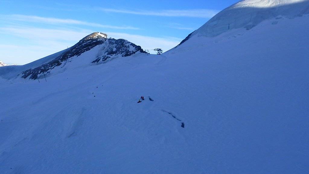 Die Unglücksstelle im Skigebiet Mittelallalin: Unter dem Gewicht des Snowboarders brach die Schneebrücke in sich zusammen - der junge Mann stürzte darauf in eine 35 Meter tiefe Gletscherspalte.