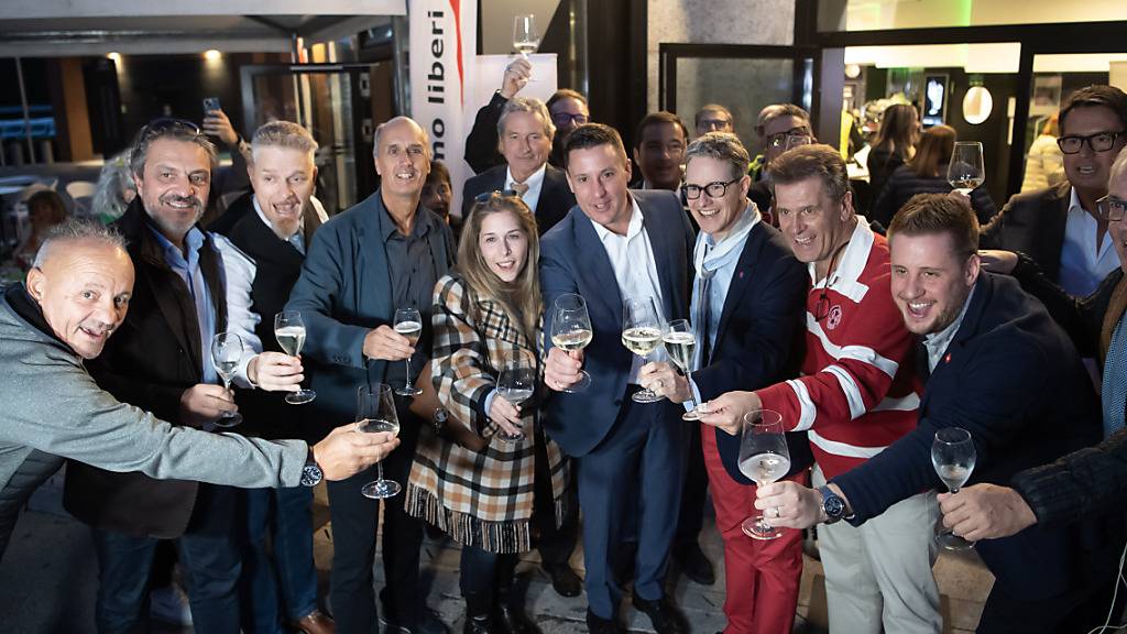 Ein Prosit auf den Wahlsieg: Der SVP-Wahltreff in Lugano mit den Nationalräten Piero Marchesi (Mitte links) und Paolo Pamini (Mitte rechts).