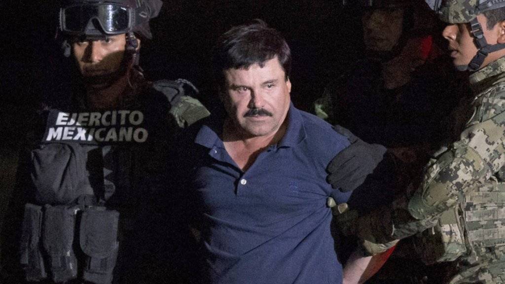 Drogenboss «El Chapo» bei seiner Verhaftung im Januar: Die mexikanischen Behörden sahen sich gezwungen zu dementieren, dass ihm erneut die Flucht gelungen sei. (Archivbild)