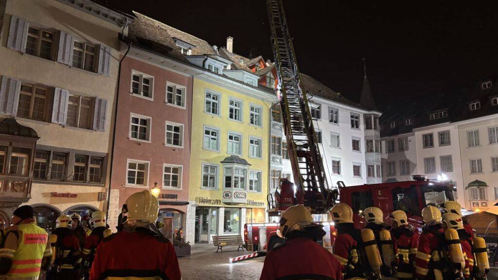 Die Feuerwehr während ihres Einsatzes am Fronwagplatz in Schaffhausen.