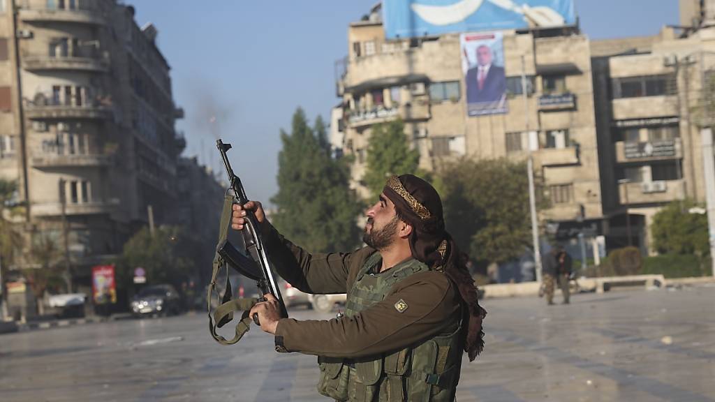 Ein syrischer Oppositionskämpfer in der Innenstadt von Aleppo in die Luft. Foto: Ghaith Alsayed/AP/dpa