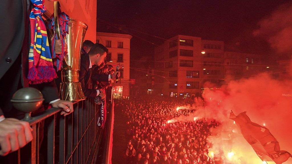 Die Spieler des FCB feiern mit dem Pokal und mit den Fans den Meistertitel auf dem Barfüsserplatz in Basel.