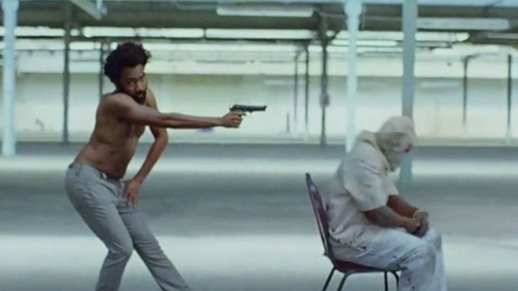 Mord und Totschlag und alle schauen weg: Mit dem gesellschaftskritischen Musik-Clip zu seinem Song «This is America» hat Childish Gambino in wenigen Tagen 50 Millionen Leute erreicht. (Screenshot YouTube)