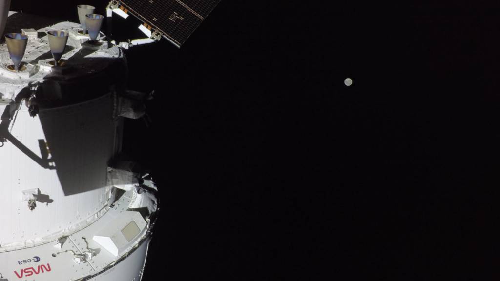 dpatopbilder - HANDOUT - Das Orion-Raumschiff mit dem Mond in der Ferne. Foto: Uncredited/NASA/AP/dpa - ACHTUNG: Nur zur redaktionellen Verwendung und nur mit vollständiger Nennung des vorstehenden Credits