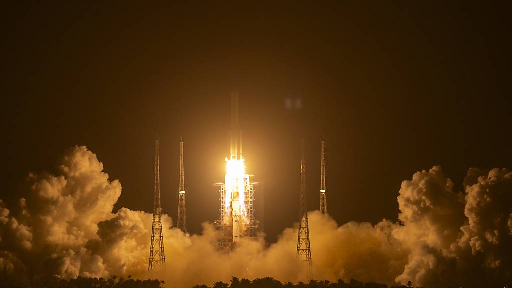 Eine Rakete vom Typ «Langer Marsch 5» startet auf der Startrampe des Wenchang Space Launch Center. Foto: Mark Schiefelbein/AP/dpa