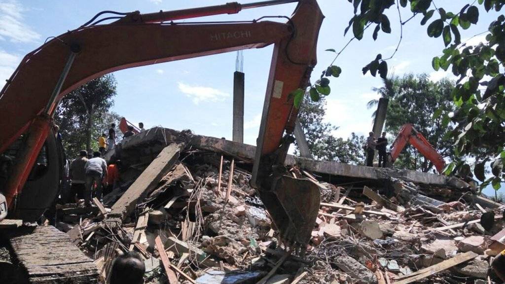 Retter in der indonesischen Provinz Aceh suchen nach einem schweren Beben nach Verschütteten. Mindestens 25 Menschen wurden dabei getötet.