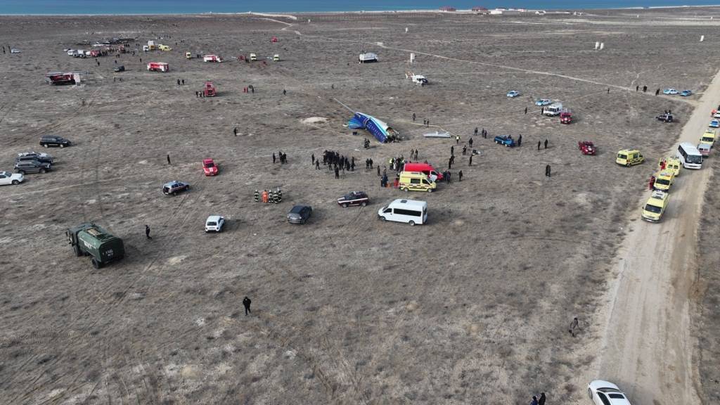 Ein am 25. Dezember 2024 aufgenommenes Luftbild einer Drohne zeigt die Absturzstelle des Flugzeugs in der Nähe von Aktau, Kasachstan. Foto: Azamat Sarsenbayev/AP/dpa