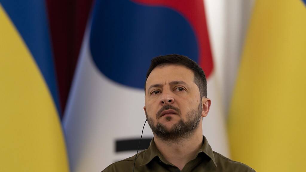Wolodymyr Selenskyj, Präsident der Ukraine, hört dem südkoreanischen Präsidenten Yoon während einer gemeinsamen Erklärung zu. Foto: Jae C. Hong/AP/dpa