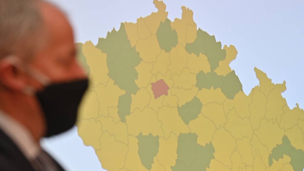 Der tschechische Gesundheitsminister Roman Prymula steht vor einer Karte Tschechiens, auf der Regionen nach dem Infektionsrisiko bewertet werden. Das ganze Land ist von der Bundesregierung zum Corona-Risikogebiet erklärt worden. Foto: Michal Kamaryt/CTK/dpa