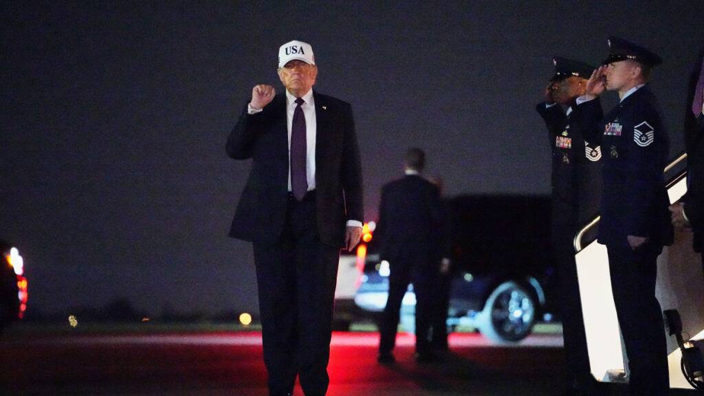 US-Präsident Donald Trump reckt die Faust in die Höhe. Foto: Matt Rourke/AP/dpa