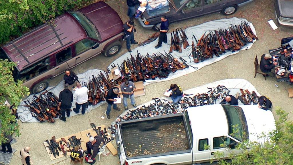 Mehr als 1000 Gewehre und viel Munition: In einer Villa in einem Nobelviertel von Los Angeles hob die Polizei im Mai ein riesiges Waffenarsenal aus.
