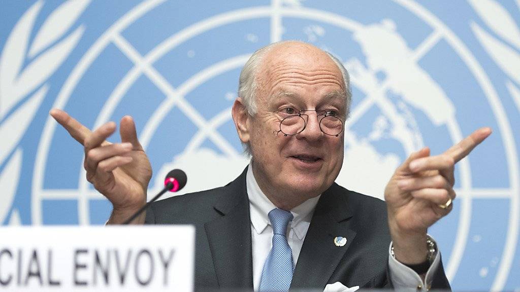 UNO-Sonderbeauftragter Staffan de Mistura in Genf vor den Medien: Er will die Syrien-Friedensgespräche fortsetzen, wenn die brüchige Waffenruhe durch die USA und Russland gestärkt wird.