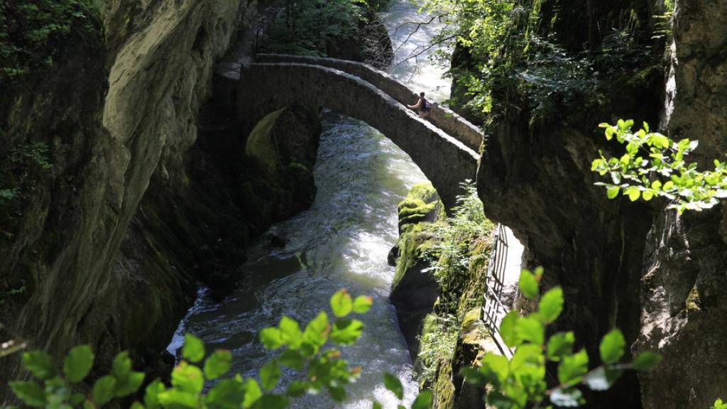 Eine steinerne Bogenbrücke überspannt die Areuse-Schlucht bei Noiraigue im Neuenburger Jura. (Symbolbild)