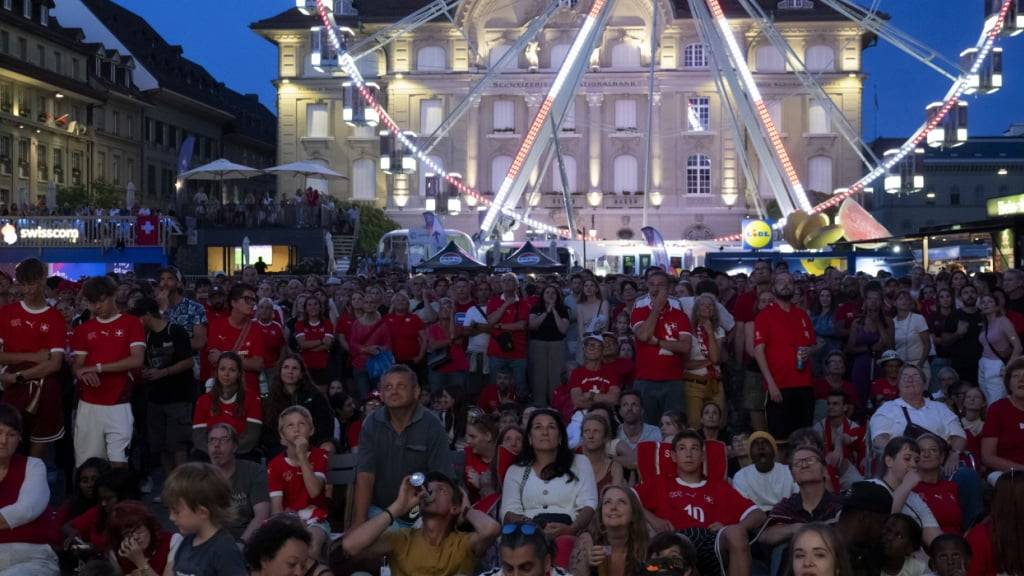 Die Fanzone auf dem Bundesplatz mit dem Riesenrad als Berner «EM-Wahrzeichen». (Archivbild)