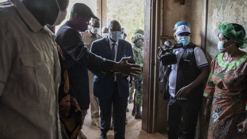 Faustin-Archange Touadéra (M), Präsident der Zentralafrikanischen Republik, kommt in das Wahllokal in der Boganda Schule, um seine Stimme für die Präsidenten- und Parlamentswahl abzugeben. Foto: -/AP/dpa
