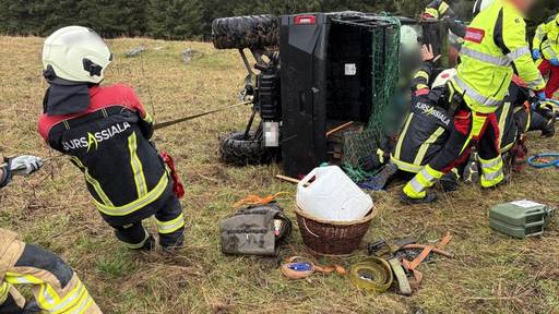 Rettungskräfte tragen verletzten Quadfahrer nach Unfall ins Tal