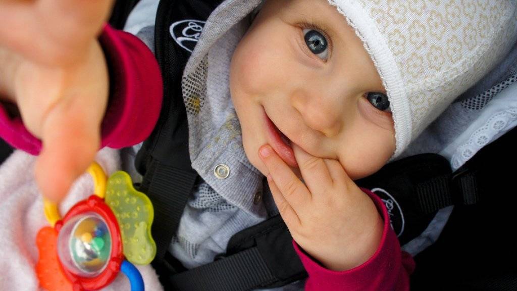 Das Umfeld prägt schon bei Babys, auf welche Gesichtspartie des Gegenübers sich die Aufmerksamkeit richtet. (Symbolbild)