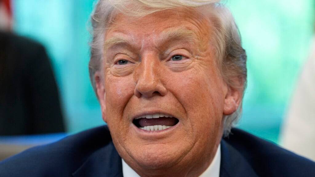 ARCHIV - US-Präsident Donald Trump spricht mit Reportern nach der Unterzeichnung von Durchführungsverordnungen im Oval Office des Weißen Hauses in Washington. Foto: Alex Brandon/AP/dpa