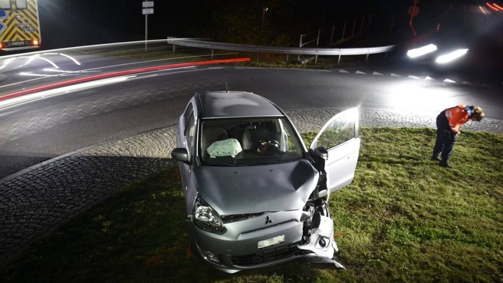 Der 82-jährige Fahrer dieses Autos bemerkte einen Kreisel zu spät und kollidierte mit der draufstehenden Steinmauer.