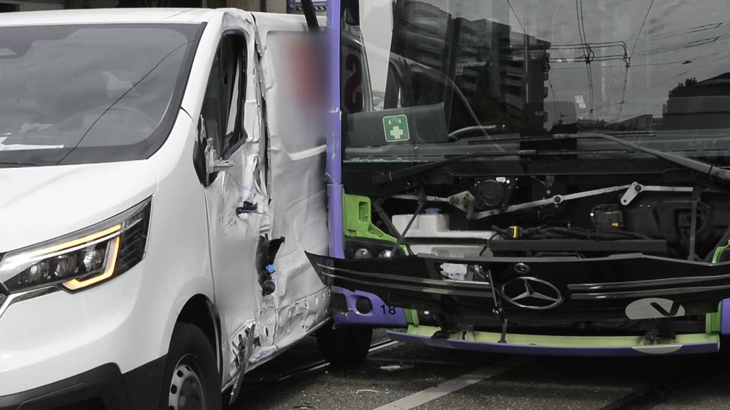Fünf Verletzte bei Busunfall in Zürich Nord