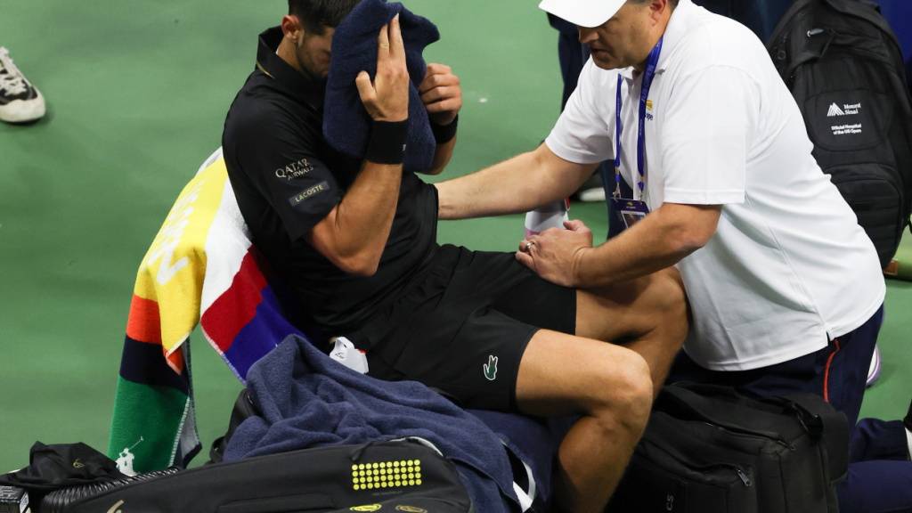 Der Physiotherapeut hat viel zu tun: Diesmal nimmt Novak Djokovic seine Dienste in Anspruch (Archivaufnahme)