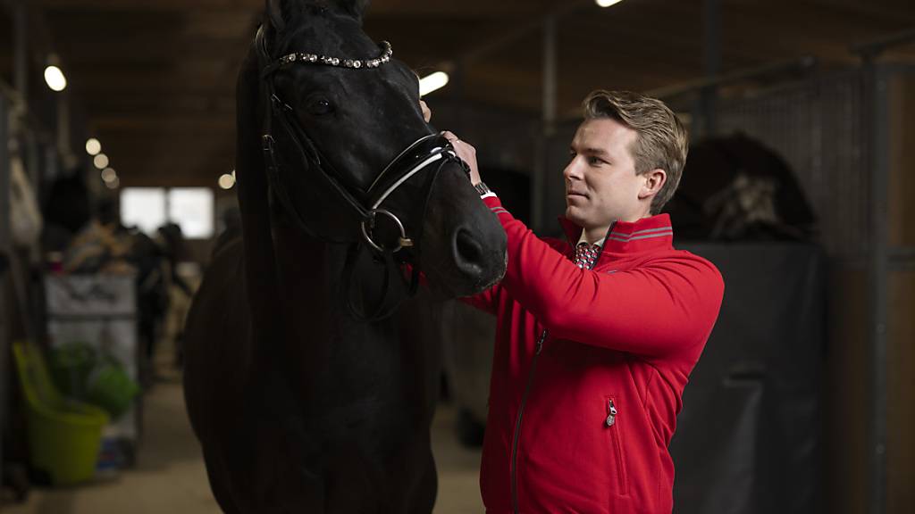 Peter van der Waaij hat am Donnerstag beim CHI Basel den ersten Auftritt als Equipenchef der Schweizer Springreiter