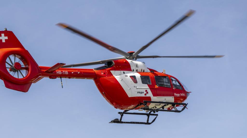 Ein Helikopter der Rega flog einen 16-Jährigen in ein Spital, der in Roggwil von einem Baugerüst gefallen war. (Symbolbild)