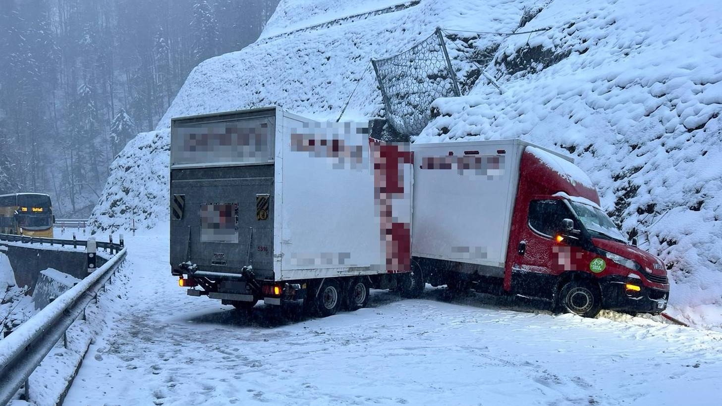 Auf der schneebeckten Strasse hat der Lenker des Lieferwagens samt Anhänger die Kontrolle verloren.