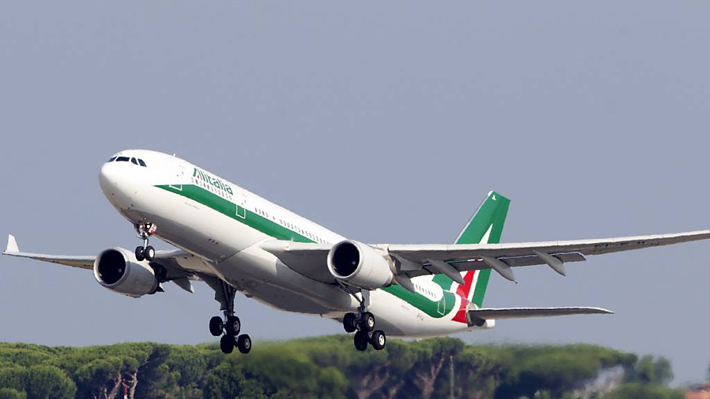 Der Überlebenskampf der maroden italienischen Fluggesellschaft Alitalia zieht sich laut Insider-Informationen weiter in die Länge. (Archivbild)
