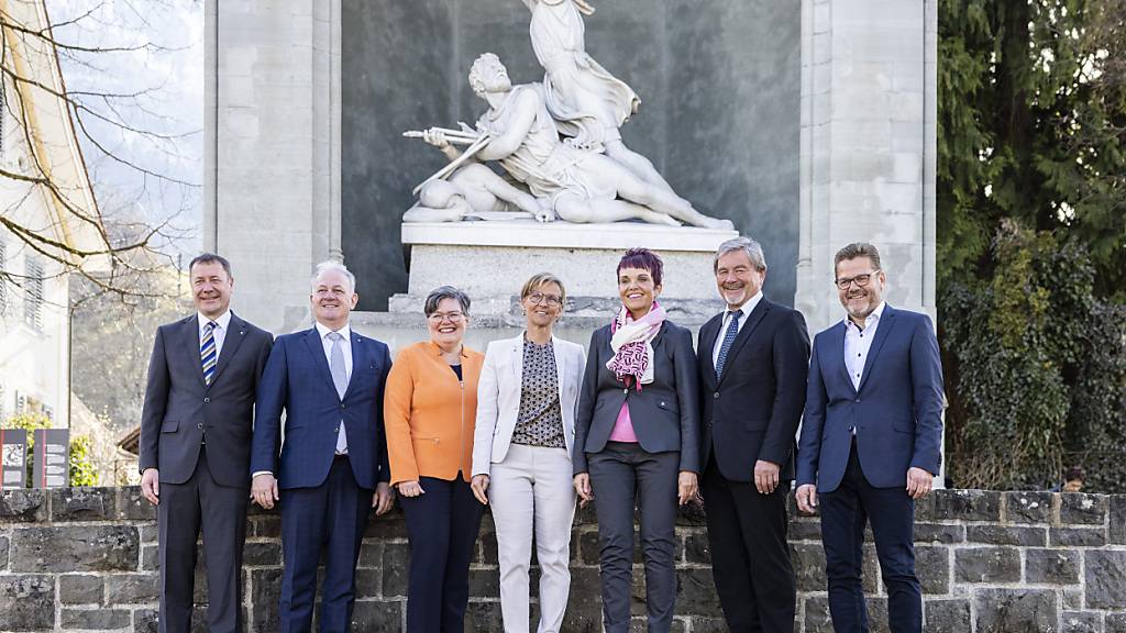 Der aktuelle Nidwaldner Regierungsrat mit Othmar Filliger, Mitte, Regierungsrat Joe Christen, FDP, Therese Rotzer, Mitte, Regierungsrätin Karin Kayser-Frutschi, Mitte, Regierungsrätin Michele Blöchliger, SVP, Regierungsrat Res Schmid, SVP, Peter Truttmann, GLP, nach den Wahlen 2022 (von links).