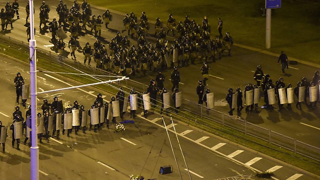 Die Polizei blockiert einen Platz in Minsk. Foto: Uncredited/AP/dpa