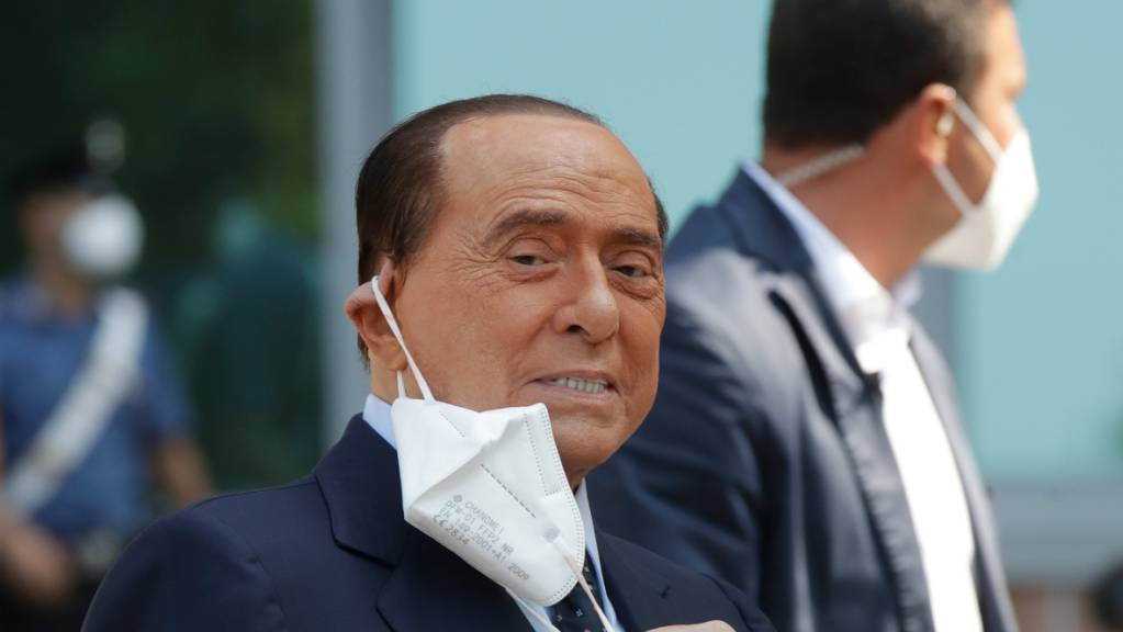 ARCHIV - Silvio Berlusconi, ehemaliger Ministerpräsident von Italien, nimmt seinen Mund-Nasen-Schutz ab, nachdem er das Krankenhaus San Raffaele verlassen hat. Berlusconi war ins Krankenhaus eingeliefert worden, um seine Corona-Infektion zu überwachen, nachdem er positiv auf Covid-19 getestet worden war. Foto: Luca Bruno/AP/dpa