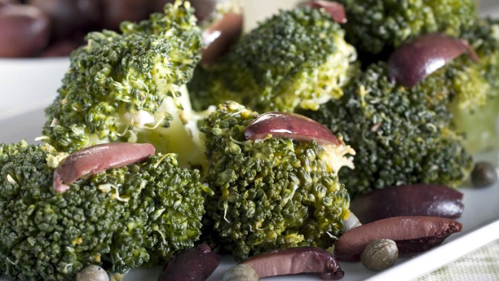 Broccoli gehört zu den meistgehassten Gemüsen. Wissenschaftler haben jetzt herausgefunden, dass das nicht am Kohl alleine liegt, sondern an der chemischen Reaktion, die er mit dem Speichel eingeht. Zutaten wie Käse, Oliven oder Kapern (Bild) können den Ekelfaktor mildern (Archivbild).