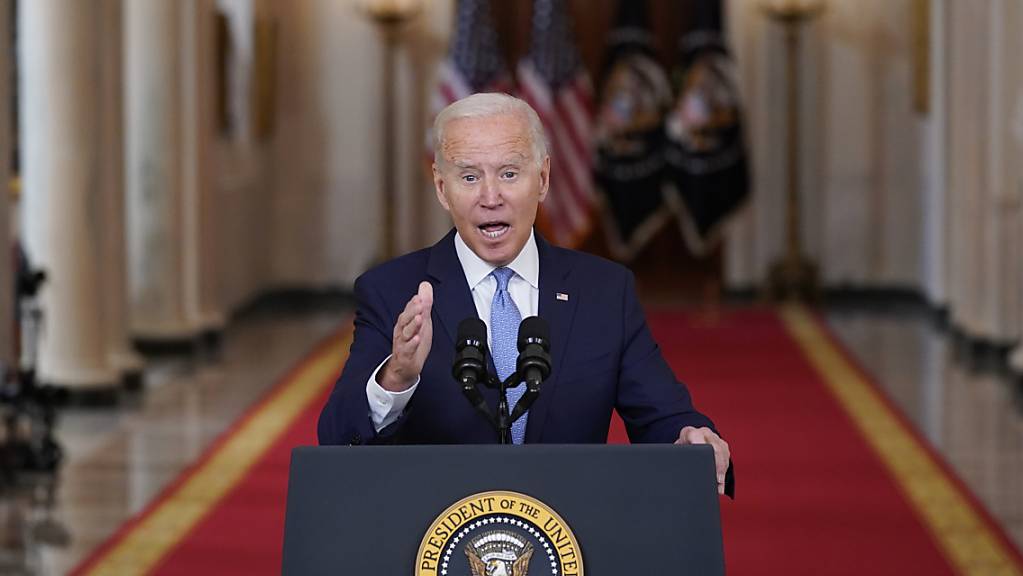 US-Präsident Joe Biden spricht im State Dining Room des Weißen Hauses über Afghanistan. Biden hat am Dienstag nach dem Ende des internationalen Militäreinsatzes in Afghanistan seine umstrittene Abzugsentscheidung vehement verteidigt. «Es war an der Zeit, diesen Krieg zu beenden», so Biden.