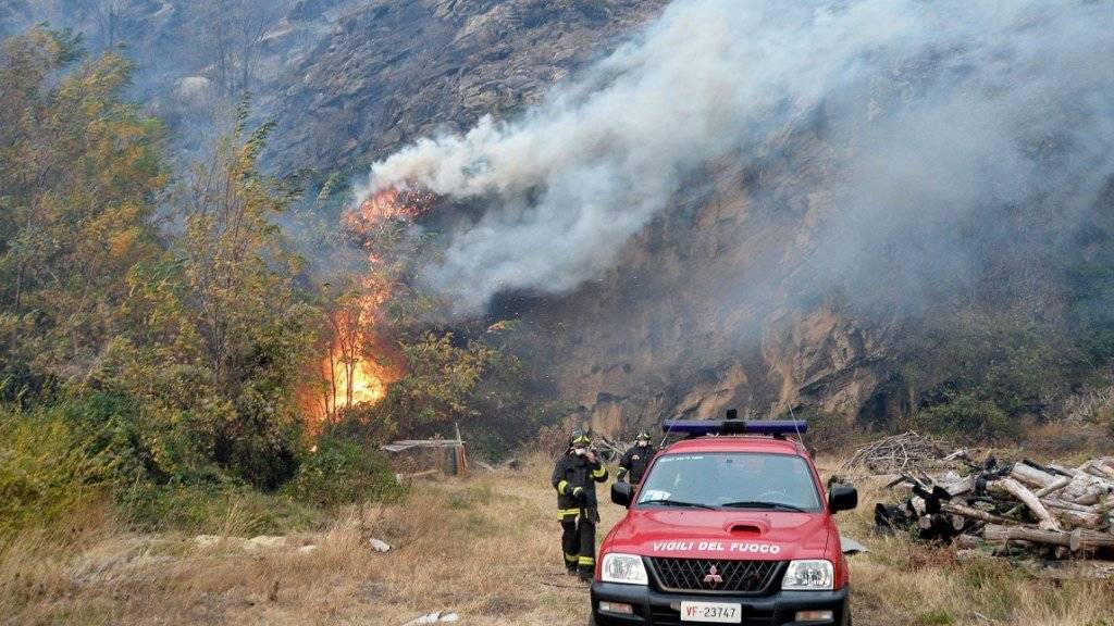 Waldbrände wüten in Norditalien: Nach einem Hilfsappell Roms schickt die Schweiz drei Helikopter der Armee und ein Experten-Team nach Italien.