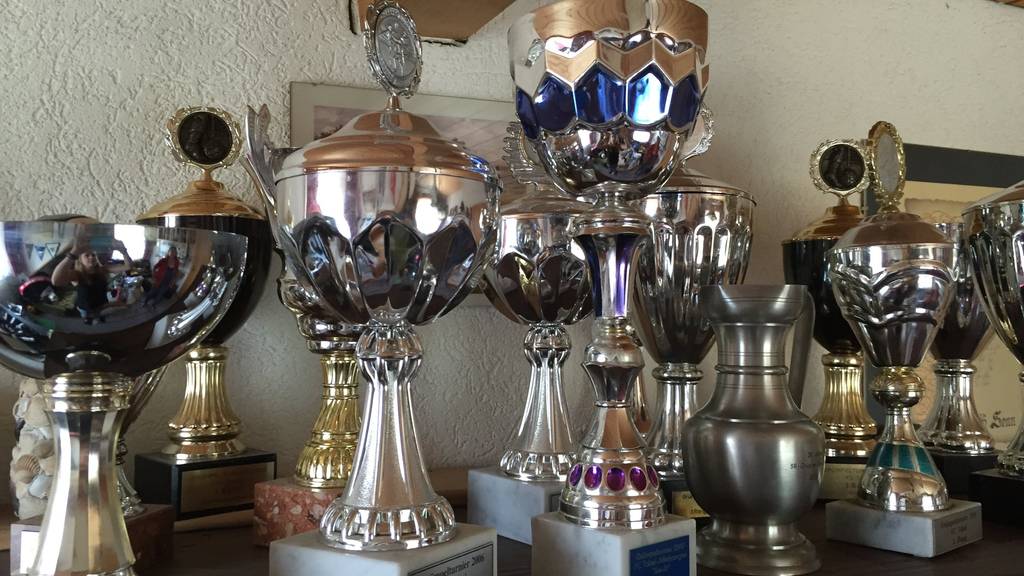 Ein Leben für den Fussball: Ruth Schmid hat massenhaft Pokale auf ihren Regalen stehen. ©FM1Today