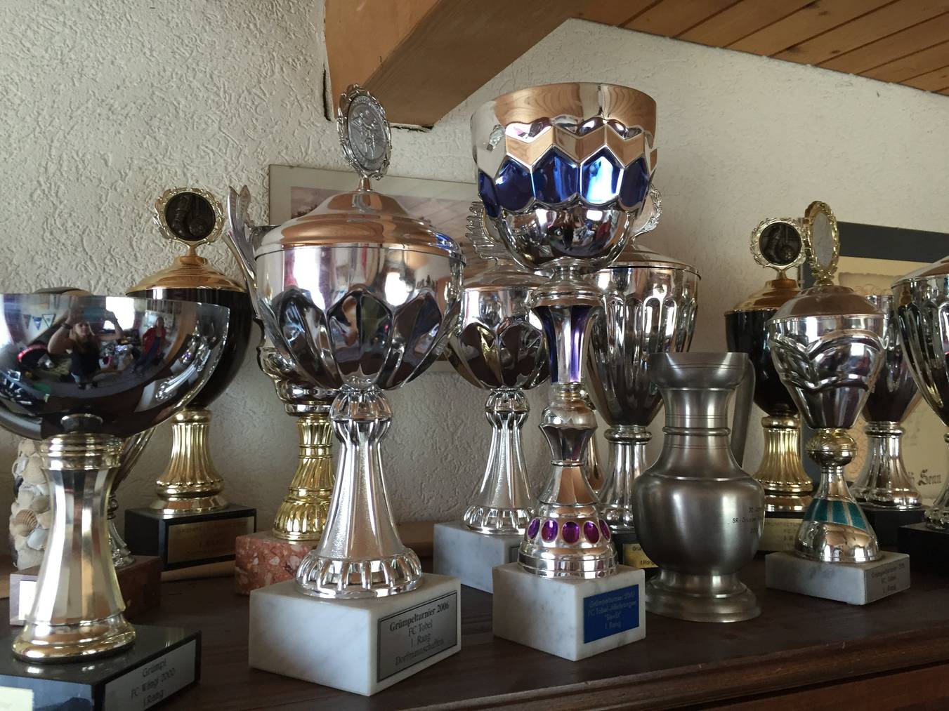 Ein Leben für den Fussball: Ruth Schmid hat massenhaft Pokale auf ihren Regalen stehen. ©FM1Today