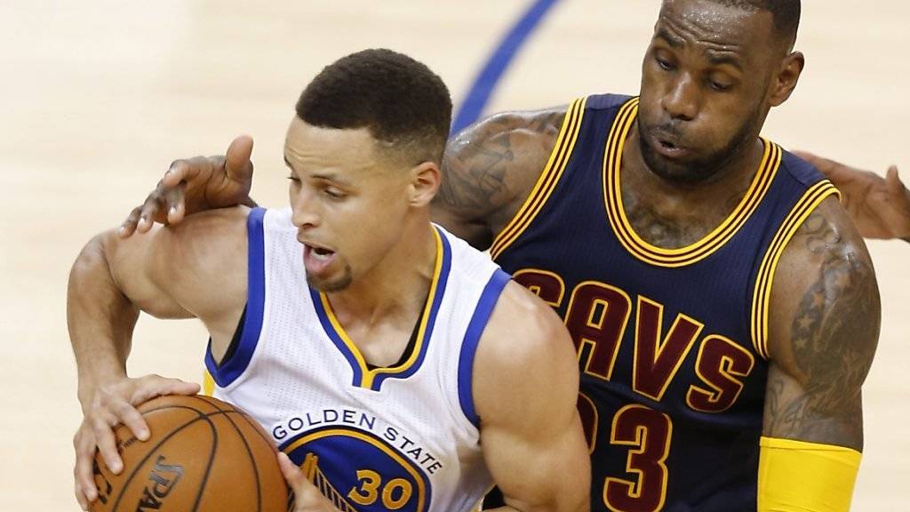 Die zwei Stars im direkten Duell: Clevelands LeBron James verteidigt gegen Golden States Stephen Curry