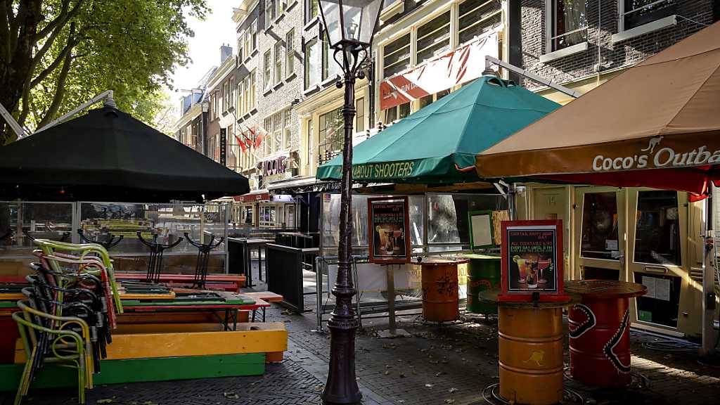 Geschlossene Restaurants in der Amsterdamer Innenstadt. Foto: Robin Van Lonkhuijsen/ANP/dpa