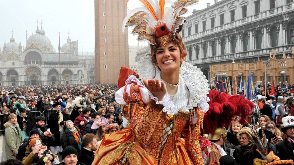Die amtierende Karnevals-Königin Irene Rizzi nach ihrem Engelsflug vom Campanile auf die Piazza San Marco in Venedig.