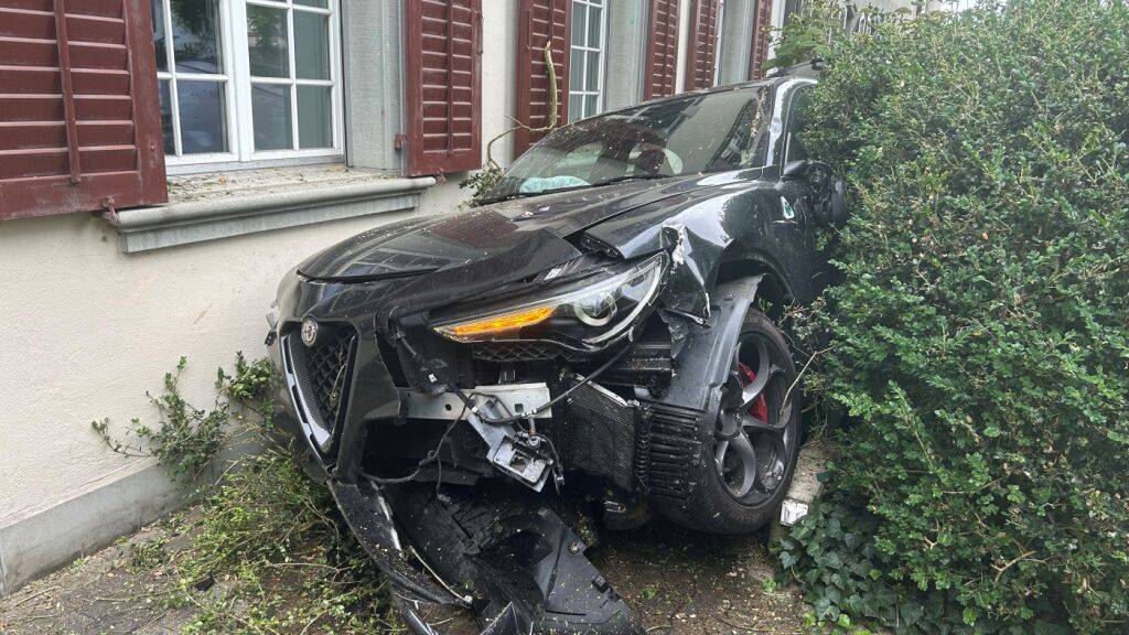 Das Ende einer Flucht vor der Polizei nach einem Einbruch: Die Diebe aus Frankreich fahren ihr Auto in Frauenfeld zu Schrott.